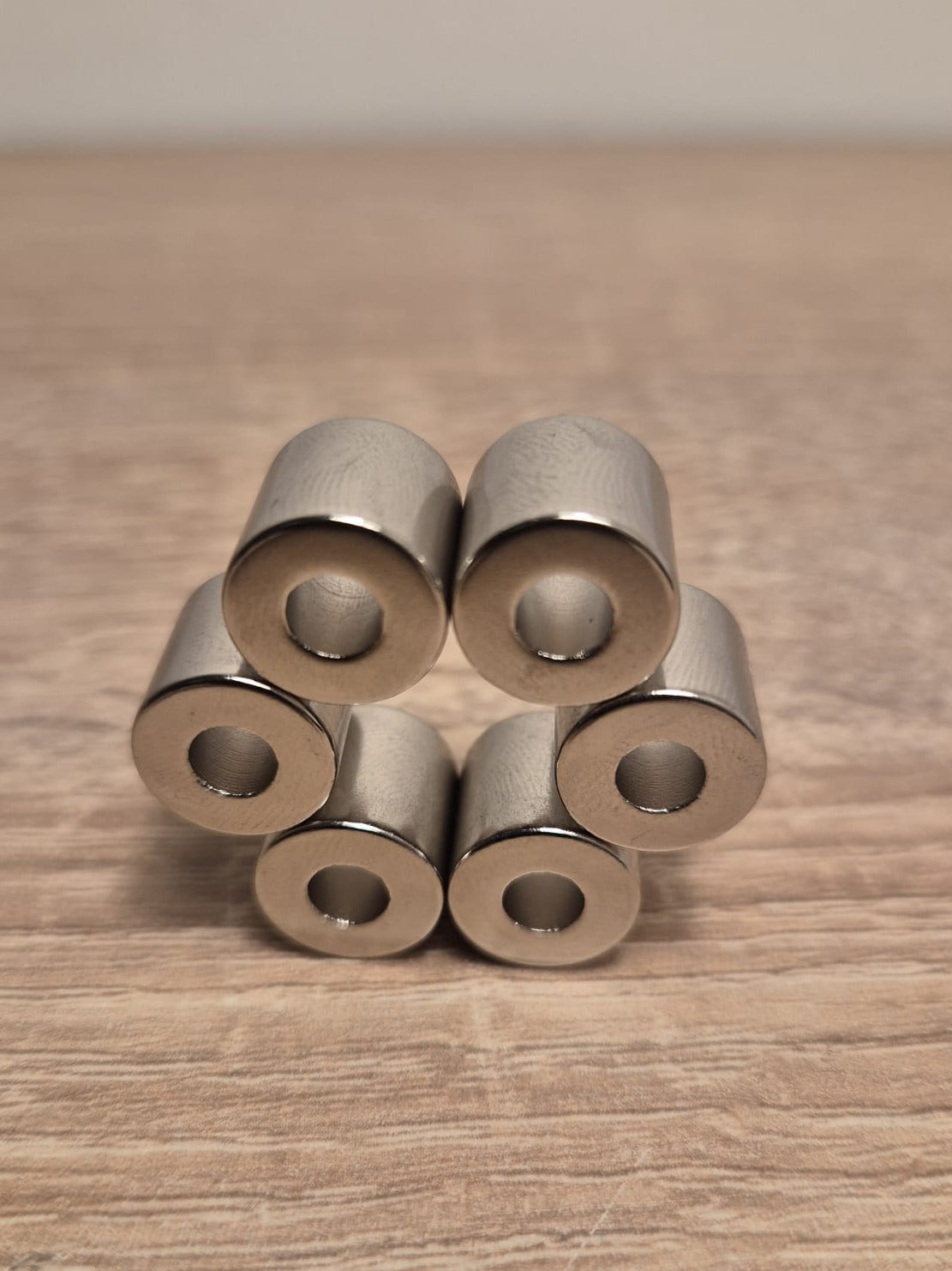 Sechs 4,4 Kg Magnet in einer Kreisform angeordnet und auf gestellt.
