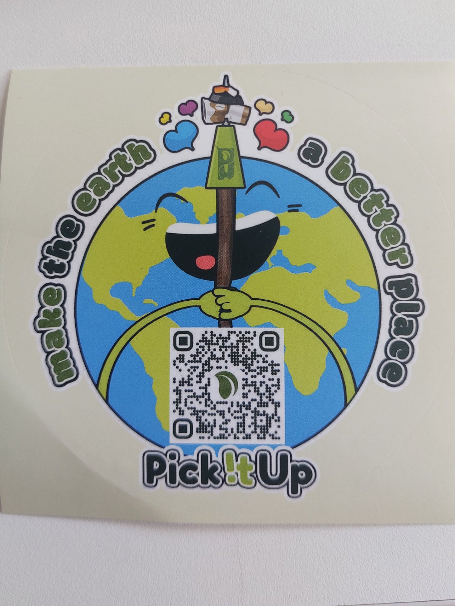 Ein Sticker auf dem ein QR code ist mit Earthy dem Maskottchen und dem Schriftzug make the earth a  better place.