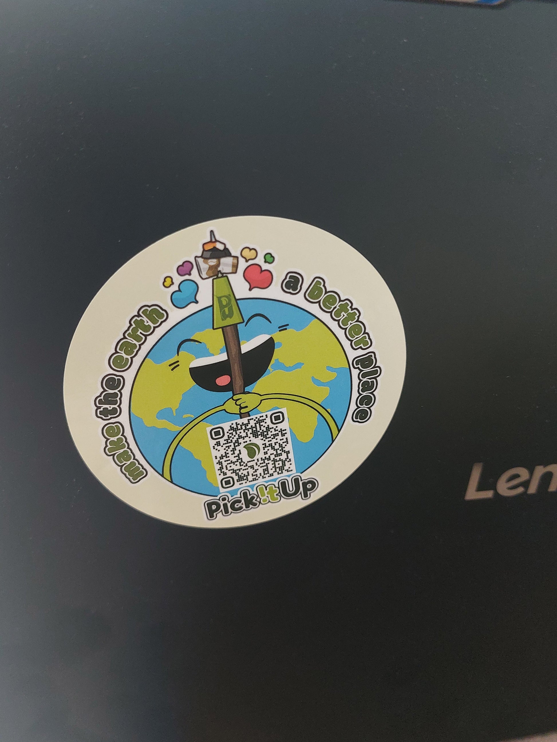 Ein Sticker auf dem ein QR Code ist mit Earthy, dem Maskottchen und dem Schriftzug "Make the earth a  better place".